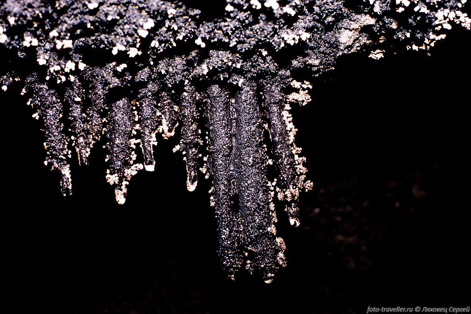 Черные сталактиты в пещере Красная