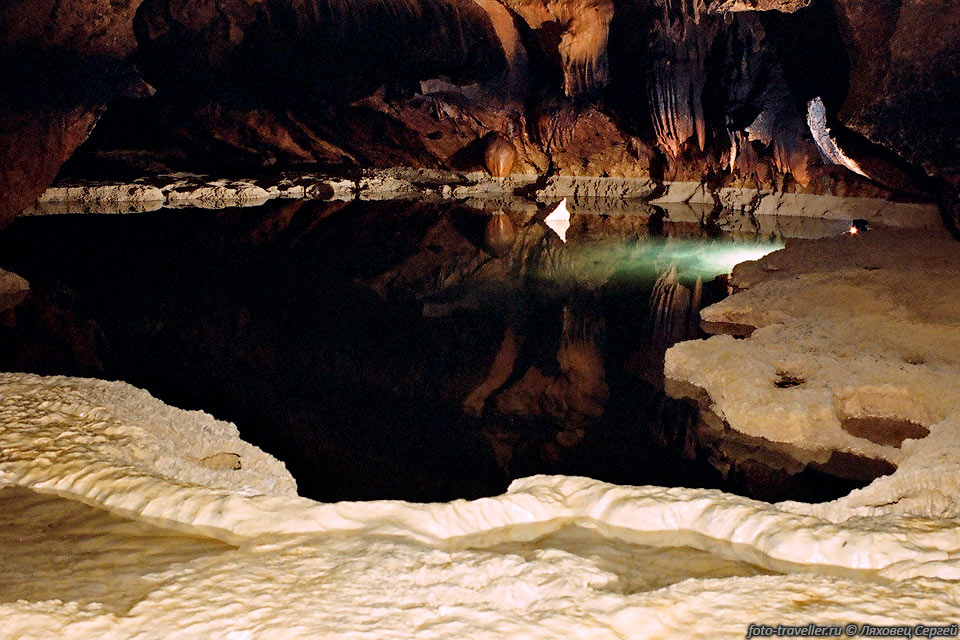 Большой гур-озеро в пещере Красная