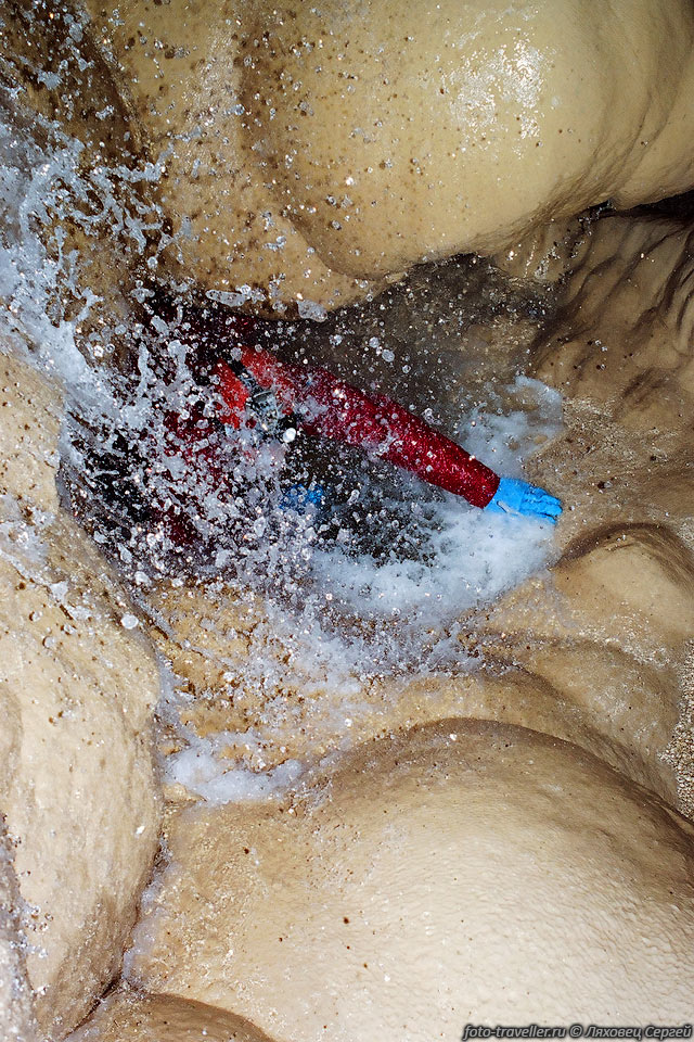 Под водопадом. 
Пещера Красная.