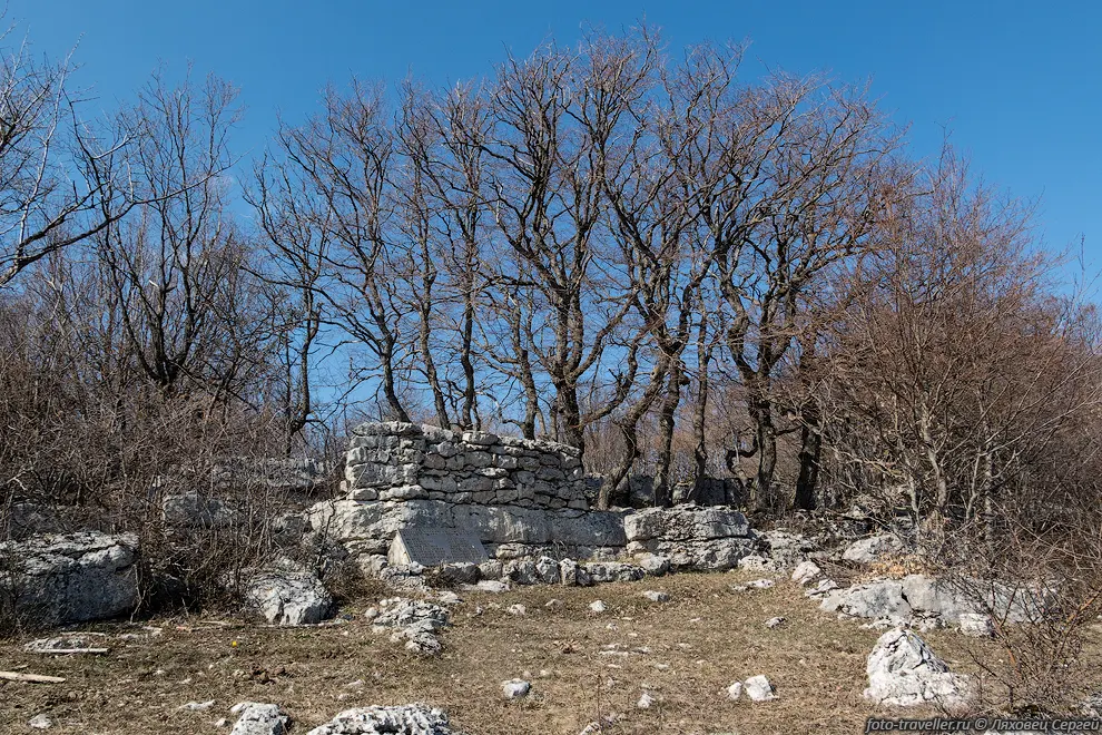 Мемориальная доска на горе Колан-Баир
