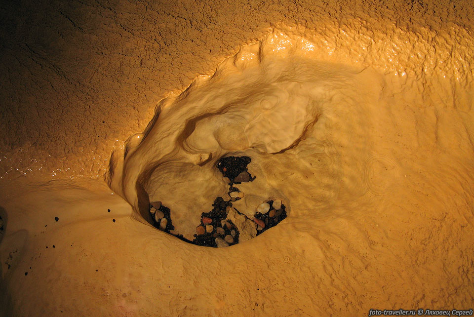 Течение подземной реки, шевелит камешки, 
которые протирают в дне вот такие ванночки.
Пещера Красная.
