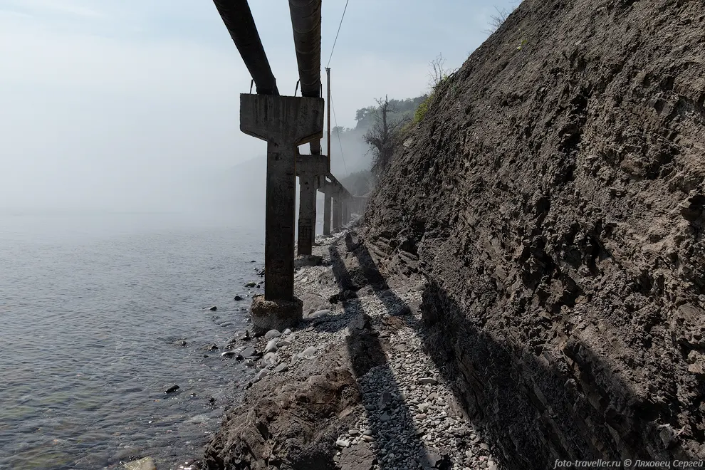 Трубопровод по дороге в Алушту