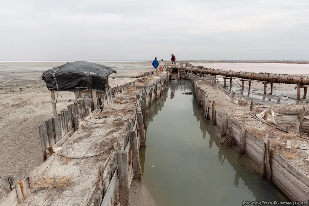 Из трубы вода стекает в такой резервуар.
Также видно, что воду насосом перекачивают сюда из соседней части озера.