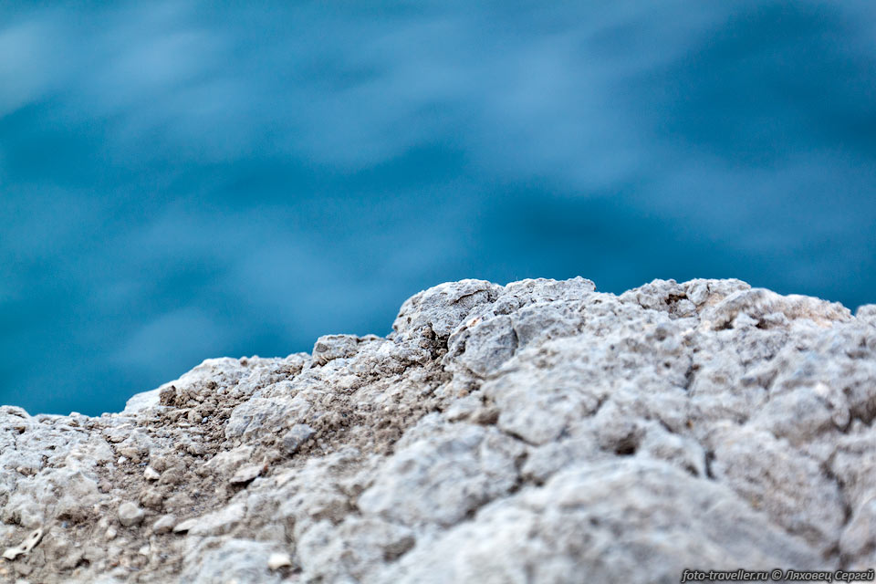 Камень и море