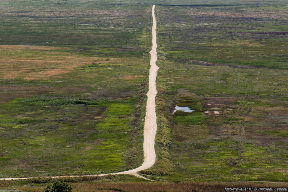 Одна из мелких дорог на Керченском полуострове