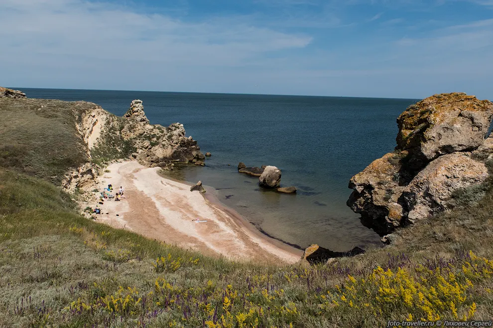Море тут теплое, мелкое и спокойное
