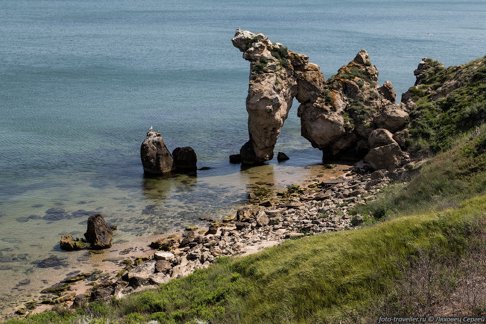 Каменная арка на Генеральских пляжах в Крыму