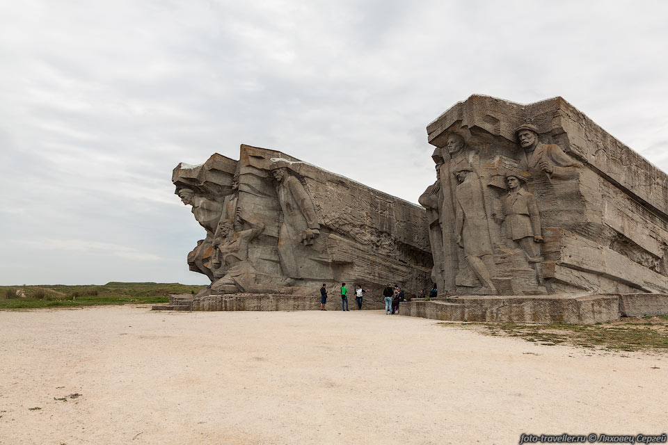 Аджимушкайские каменоломни ррасположены в Керчи в районе Аджи-Мушкай.
Каменоломни широко известны из-за героической обороны в них части войск Крымского 
фронта в 1942 году.
В каменоломнях укрылась не только военные, а и часть местного населения.