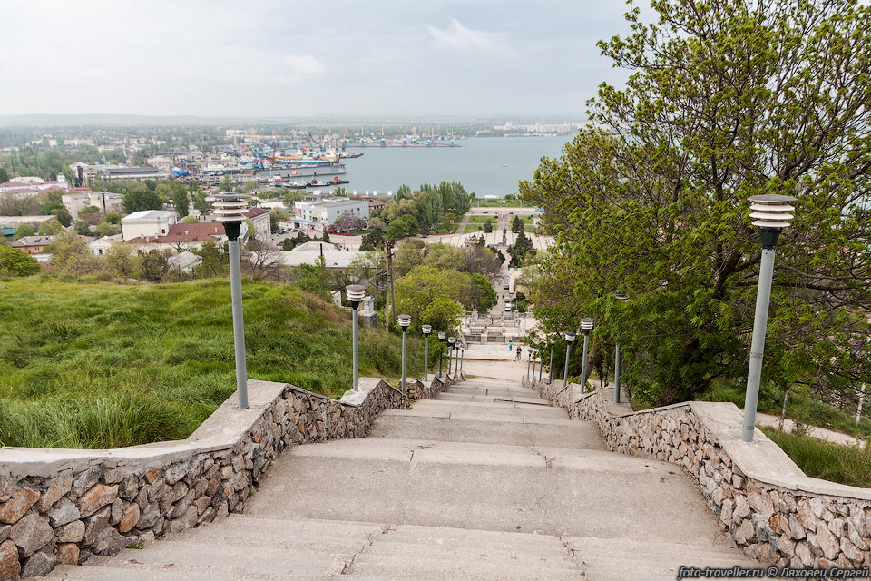 Митридатская лестница (город Керчь), построенна в 1830-х годах 
в стиле классицизма. 
На вершину Митридат ведут 432 ступени 