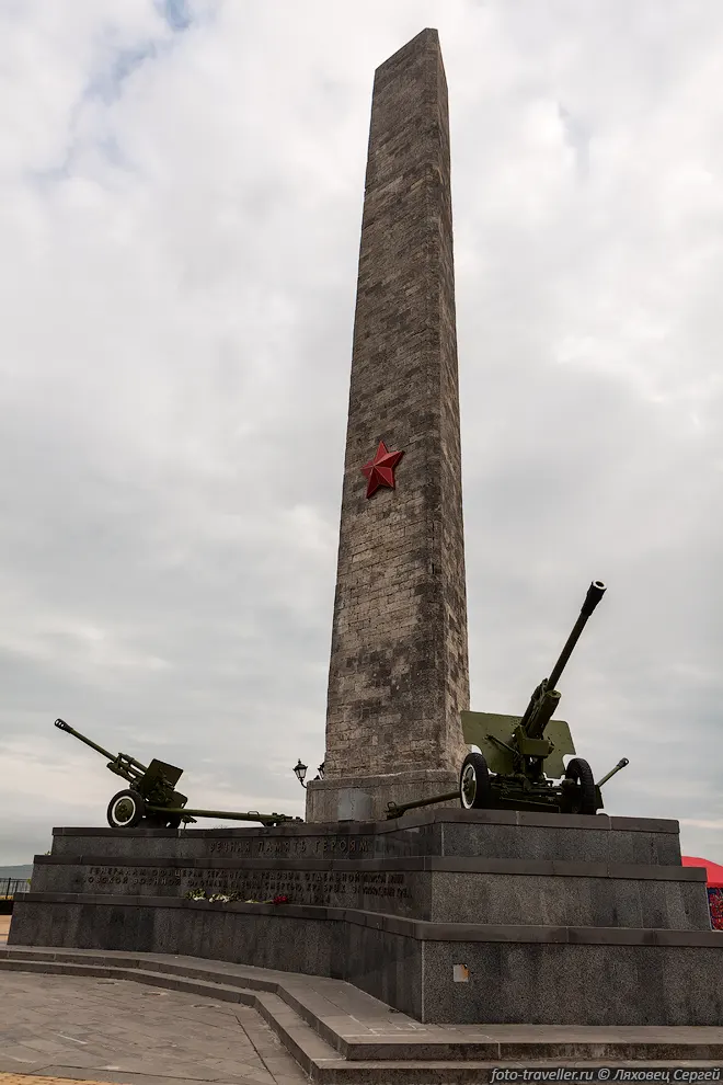 На горе Митридат в древности располагался античный город Пантикапей.

Гора названа по имени понтийского царя Митридата VI Евпатора, погибшего здесь в 
борьбе с римлянами. 
Имя означает "дар Митры" (персидского бога Солнца).