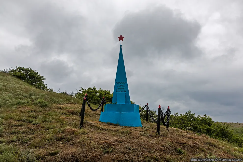 Памятник воинам- десантникам 1944 года.
Дивизионное кладбище №2. Высота 71,3 м.