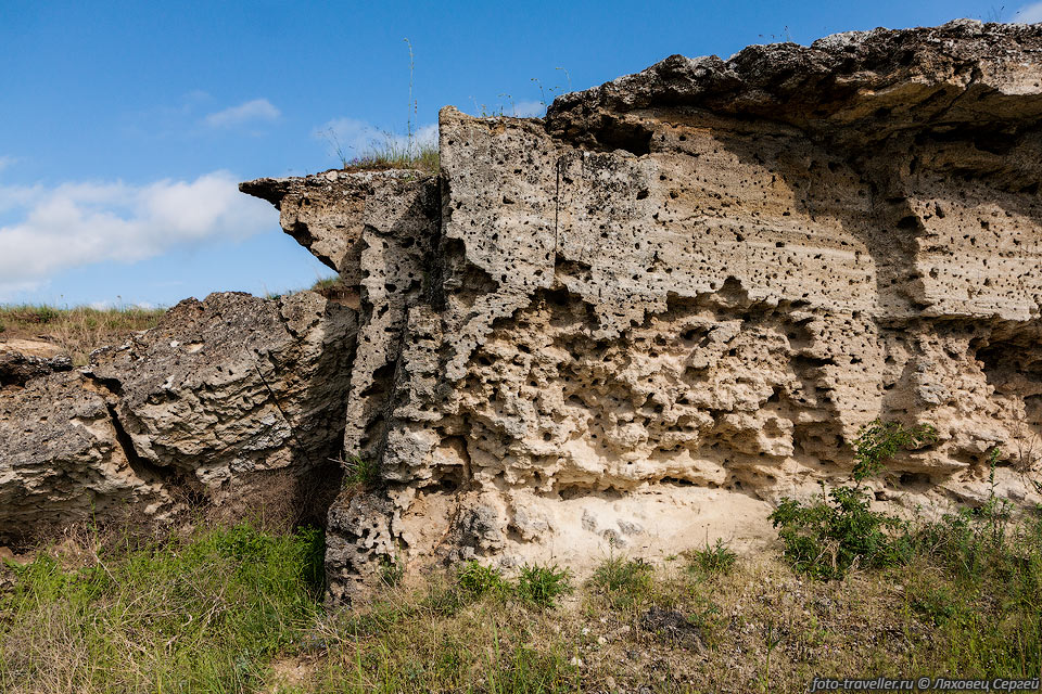 Караларские каменоломни находятся в пяти километрах от поселка 
Чистополье.
 В начале 20 века тут начали добывать камень и добывали его до начала Великой 
Отечественной войны.