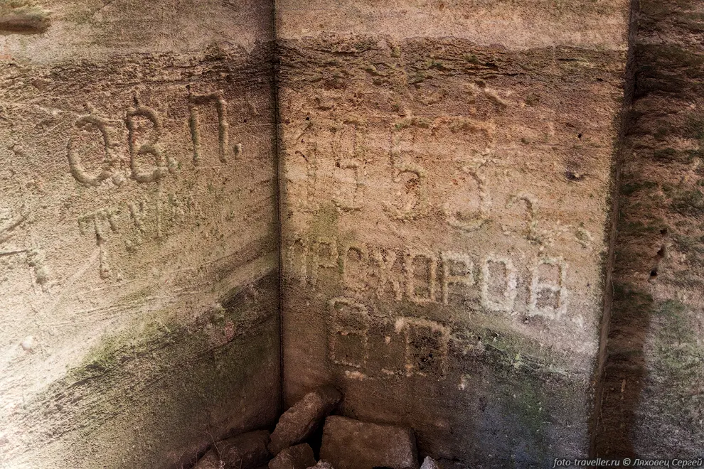 С приходом немецко-фашистских войск на территорию Крыма,
в Караларские каменоломни спустился партизанский отряд.