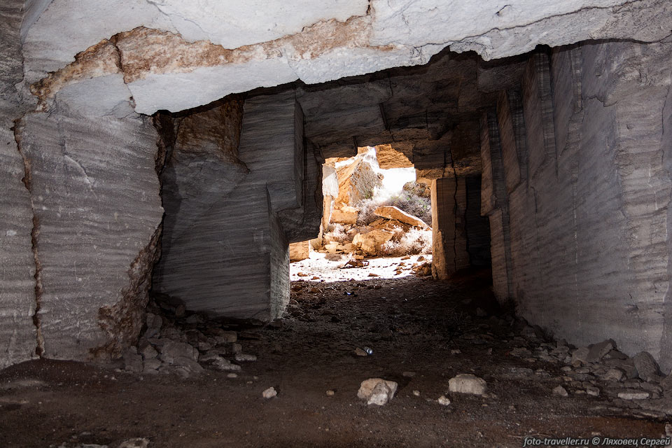 Один из входов в Караларские каменоломни