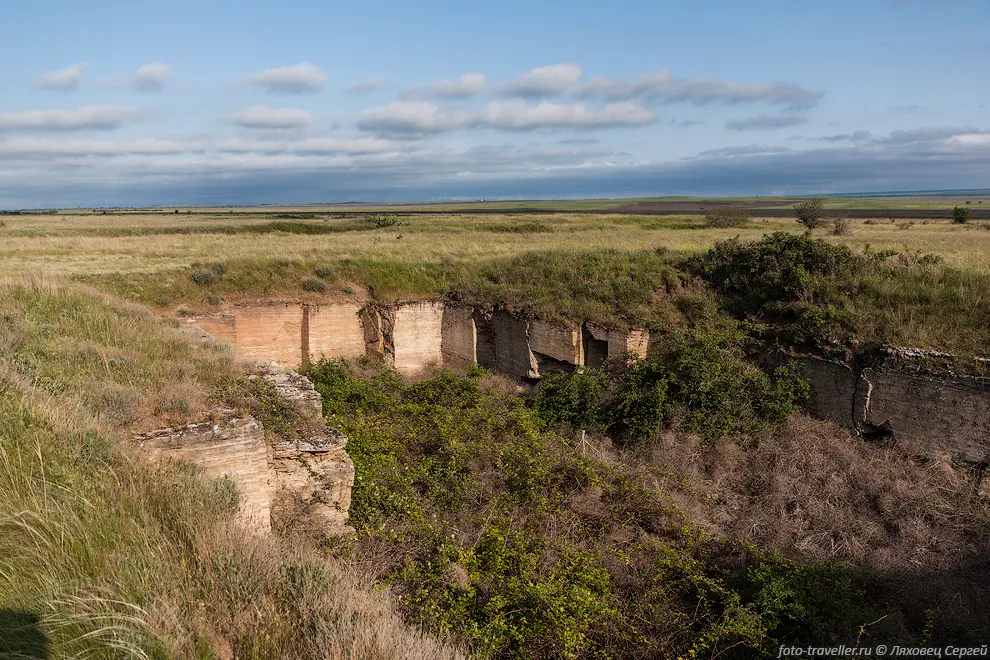 Караларские каменоломни.
На поверхности все сильно заросло кустами.