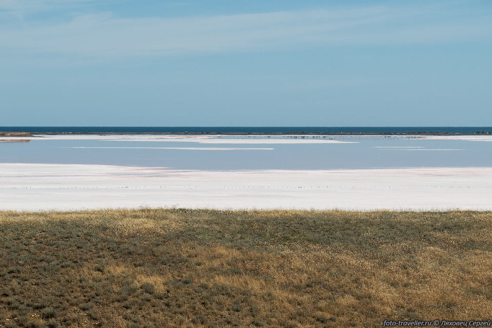 Перемычка, отделяющее озеро Чокрак от Азовского моря