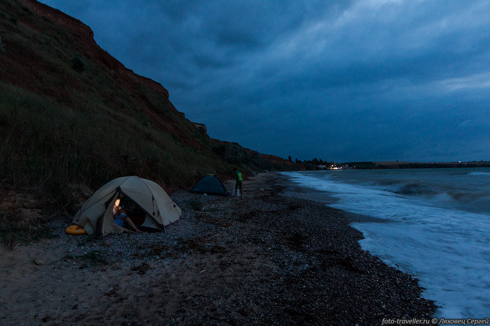 Ночуем на берегу. Ночью поднялся сильный ветер, 
волнами чуть не смыло наши палатки, прищлось перебираться на более высокое место