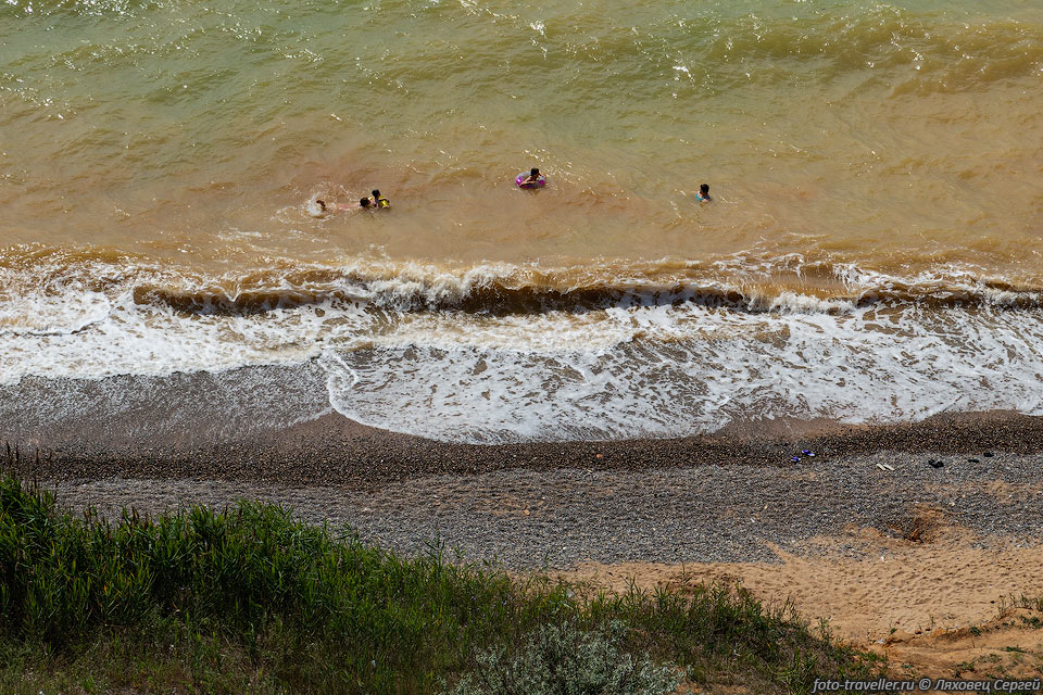 Вода на Западном побережье часто грязная из-за дождей и 
глиняных берегов