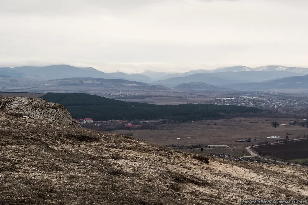 Вдали видны холмы Караби