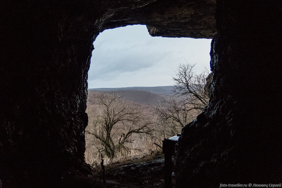 Вход в пещеру Хаджи-Коба (Аджи-Хоба).
Пещера расположена на северо-западе Караби.
В этом месте проходили археологические раскопки, которые обнаружили, что тут обитали неандертальцы.
Длинна пещеры 78 метров, но широкого хода совсем мало.
Тут я был в своем первом спелеовыезде в 1998 году.