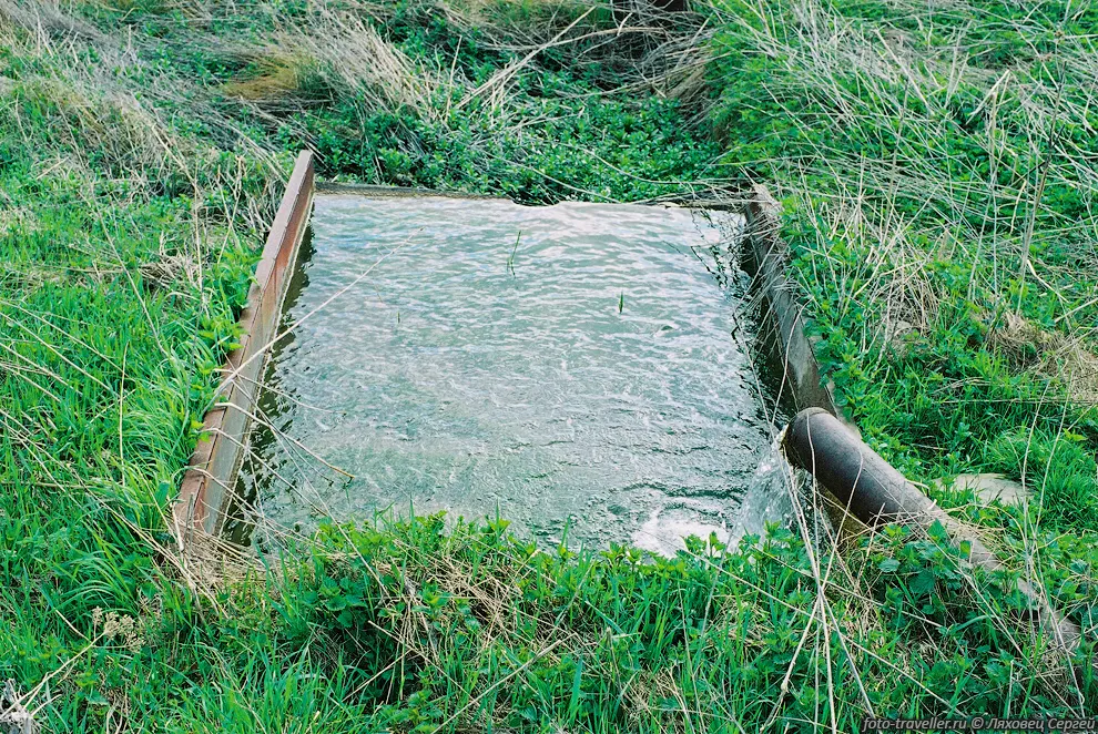 Емкость для воды в кузове машины
