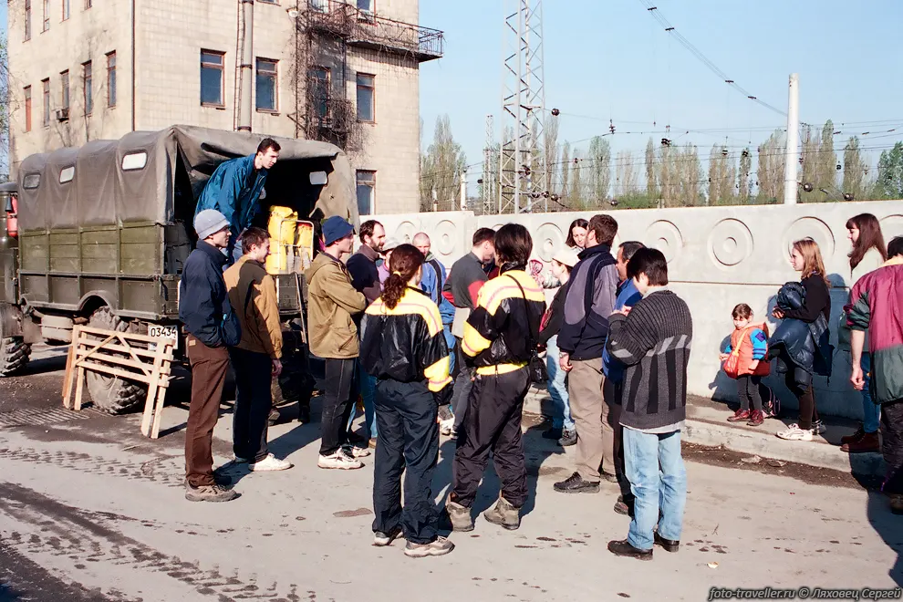 Погрузка в машину на вокзале в Симферополе