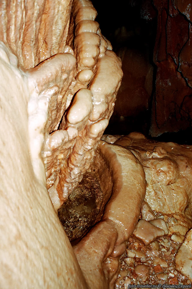 Ванночка с водой. 
Верхний зал в пещере 200 лет Симферополя.