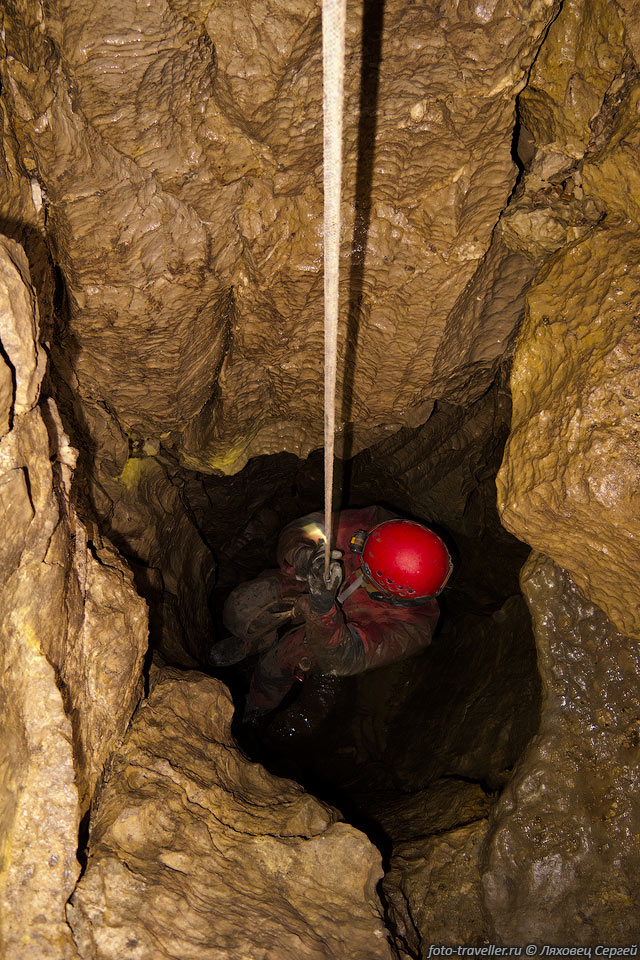 Спуск в пещеру Клепсидра