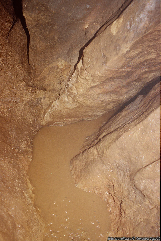 Текущее дно пещеры в зале Отважных Сусликов. 
Вот такая нерадостная картина.