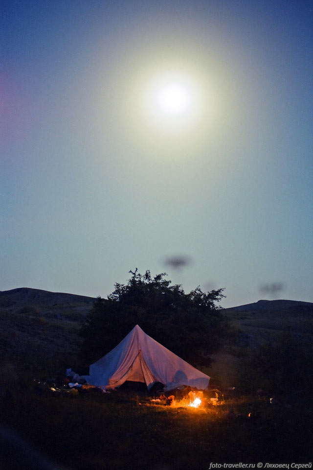 Луна над палаткой.
Лагерь возле пещеры Солдатская.