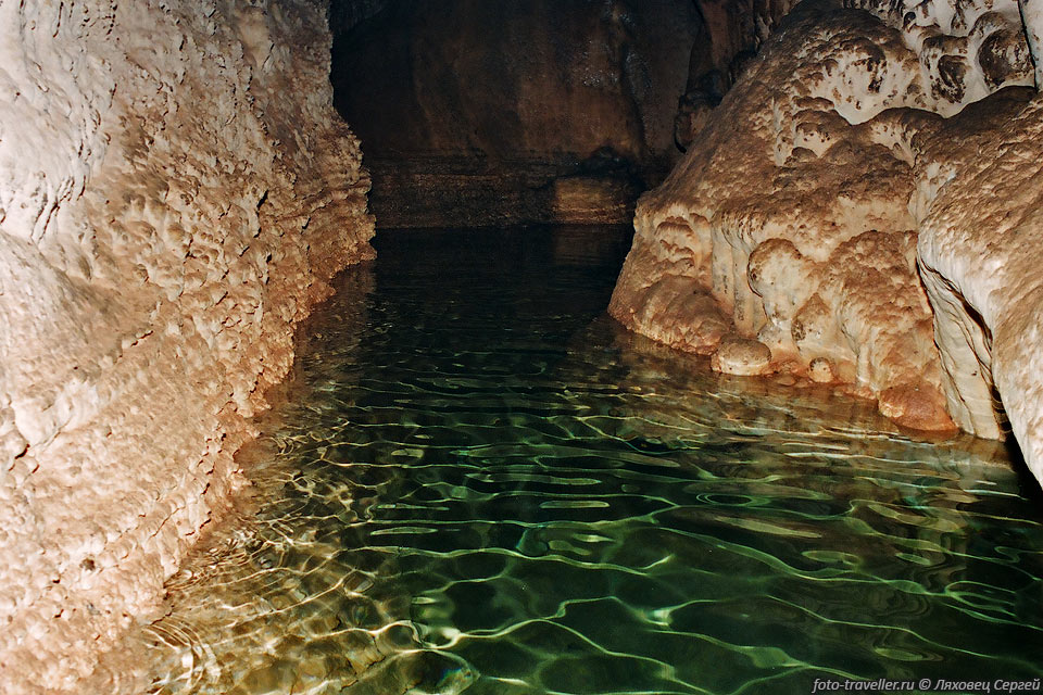 Озеро в верхнем зале пещеры Крубера