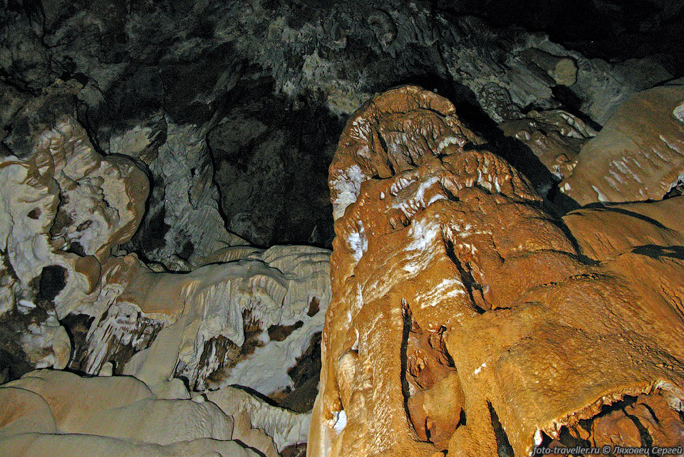 Стены колодца пещеры Кара-Мурза