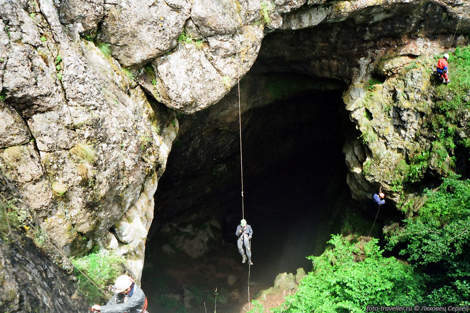 Спуск по веревке в пещере Большой Бузлук