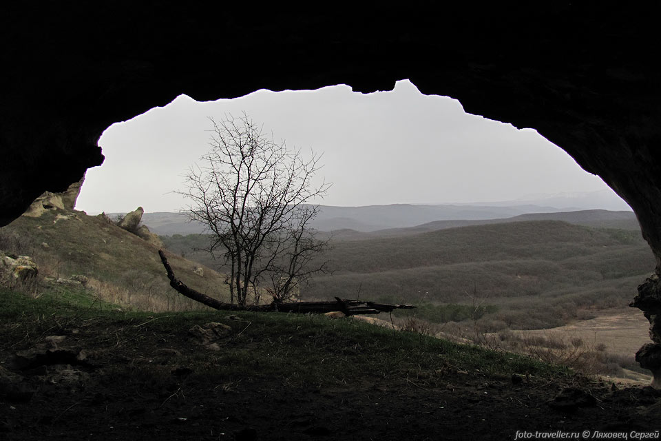 В Бакле около 100 искусственных пещер.
Пещеры были в основном хозяйственного и оборонительного назначения.