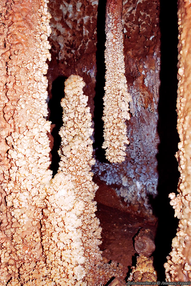 Сталагнат, сталагмит и сталактит в пупырышках в одном кадре.

Пещера 200 лет Симферополя.