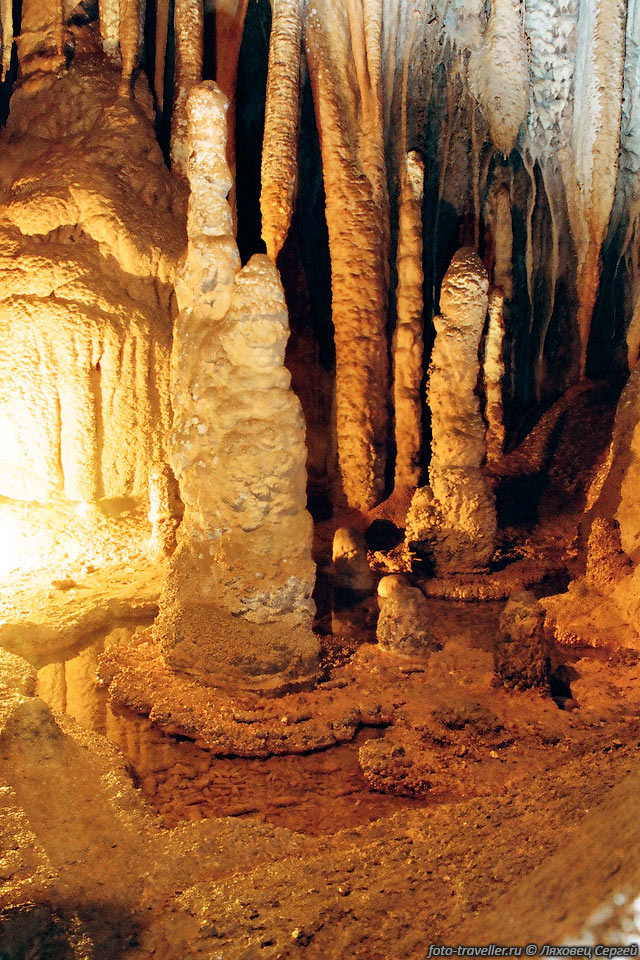 Сталагмит в пещере Озерная на Караби