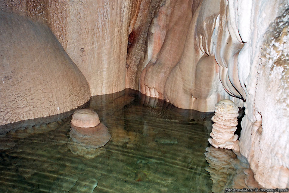 Озеро в одноименной пещере
