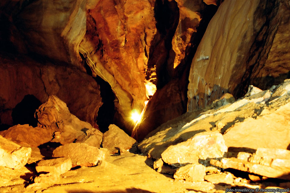 Солнце в каньоне. 
Зал в пещере Юбилейная.