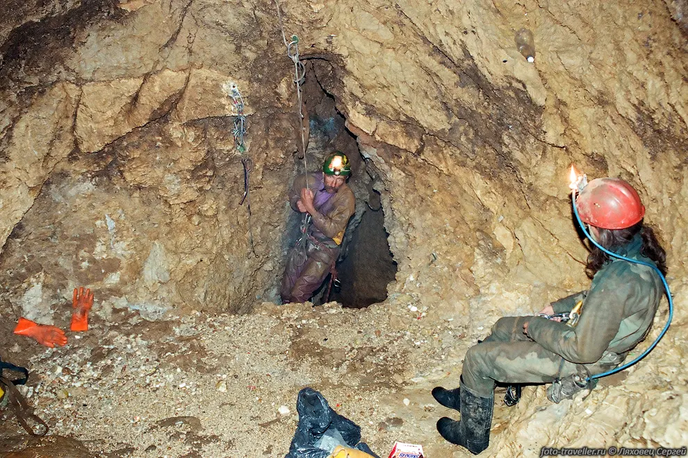 Полка в колодце около дна