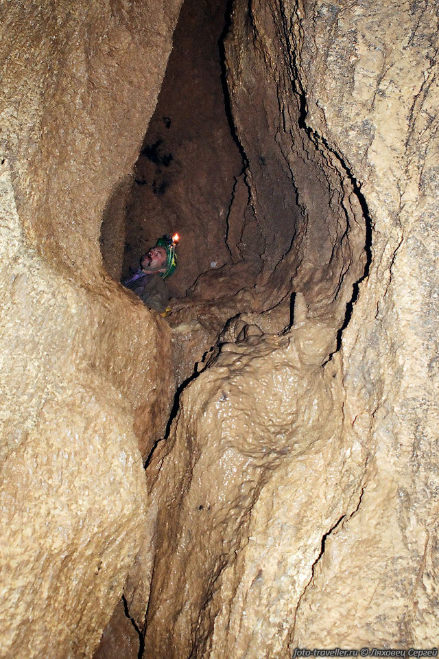 Игорь с Болгарии пролазит узость в пещере Нахимовская