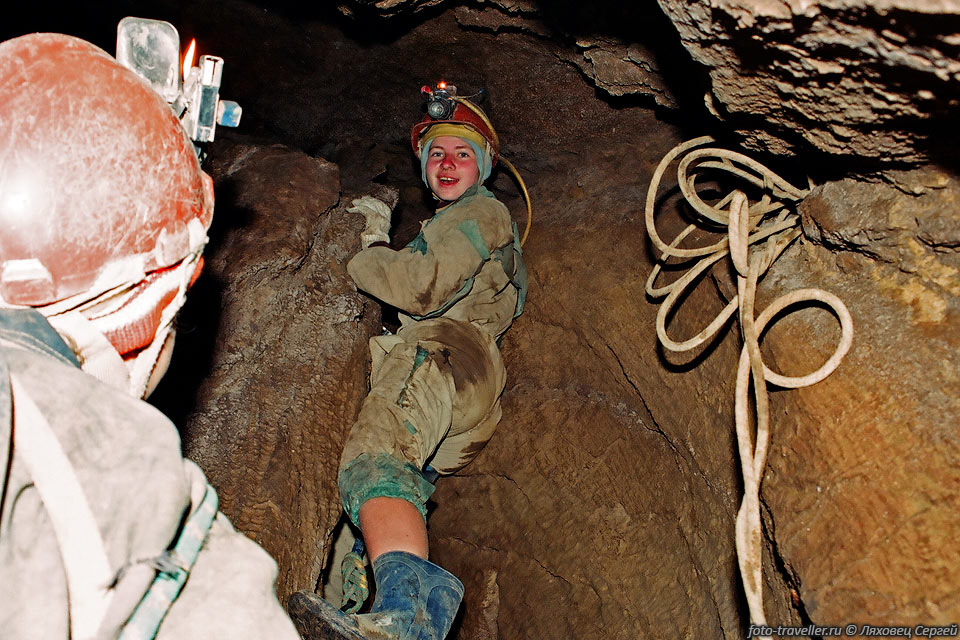 Сашка лезет в пещере Скалопендра