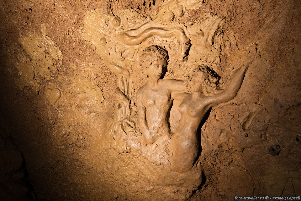Скульптура на стене в пещере Молодежная
