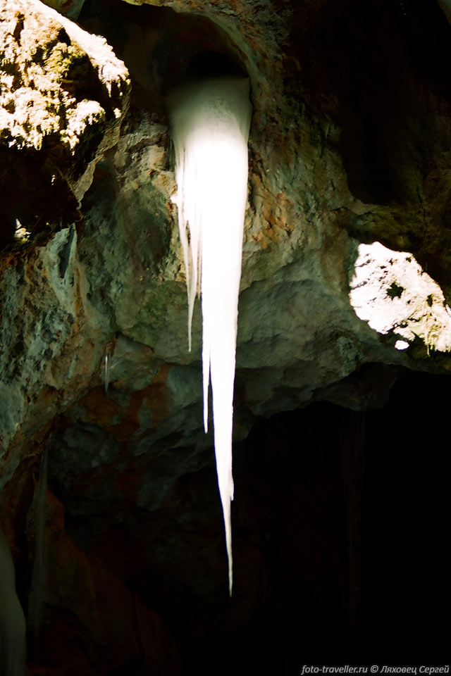 Освещенная солнцем ледяная сосулька в пещере Большой Бузлук