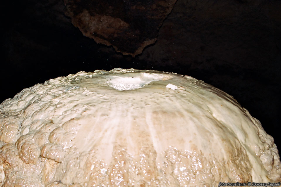 Большой толстый сталагмит в пещере Крубера