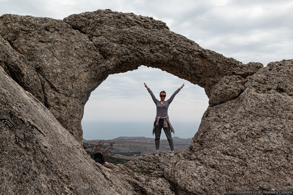 Каменная арка "Кольцо Любви" на горе Теке-Атан-Кая