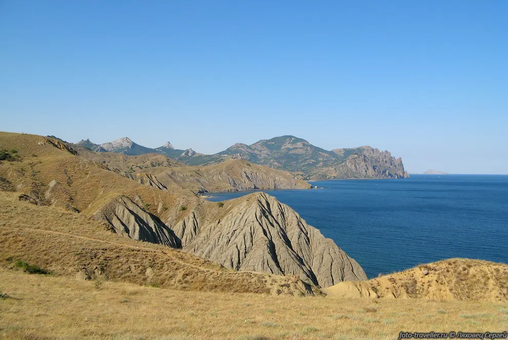 Прибрежные горы.
Вся трава выгорела от солнца, дождей давно не было.