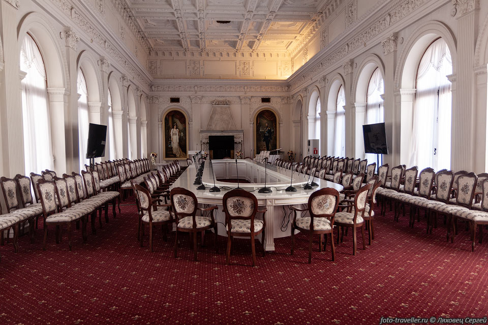 Белый зал в Левадийском дворце. Место проведения пленарных заседаний 
Ялтинской конференции.