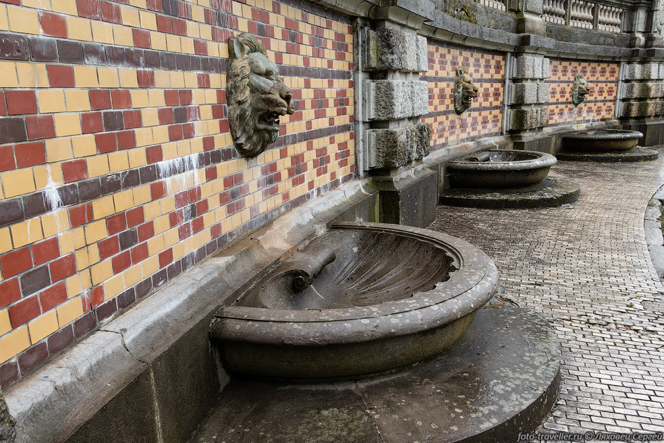 Подпорная стена с фонтанами