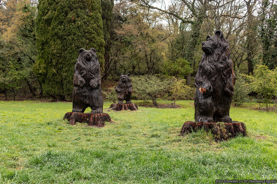 Деревянные скульптуры "Три медведя"