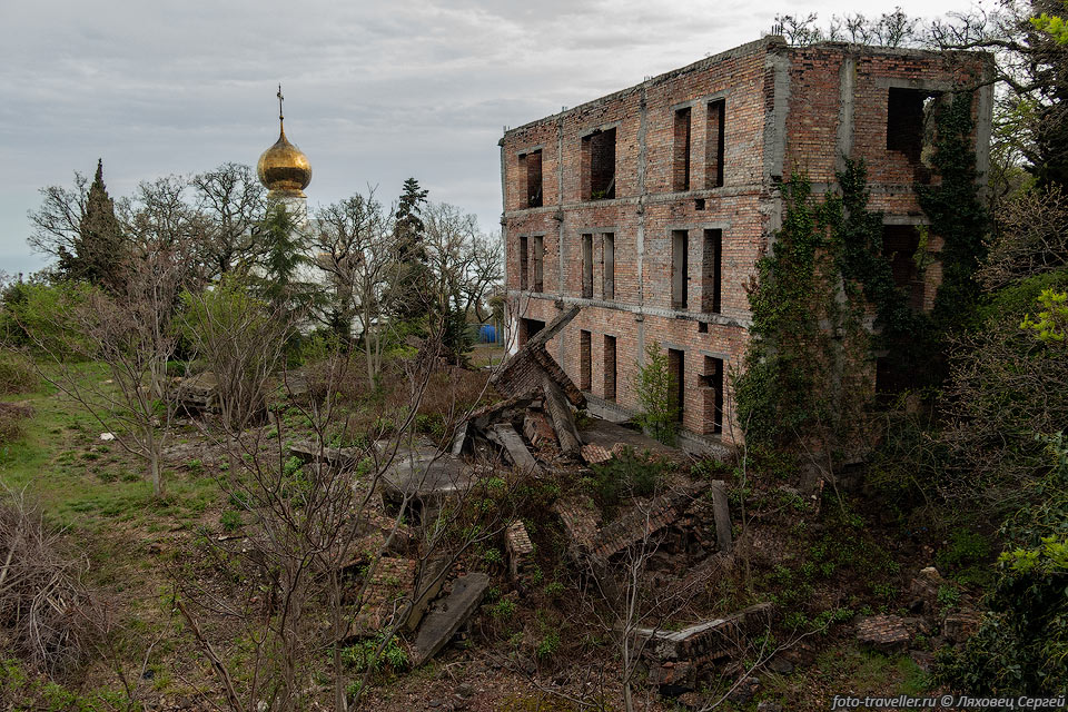 Развалины и церковь